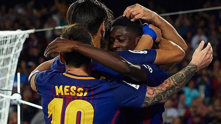 The players of the Barça celebrate a goal against the Espanyol