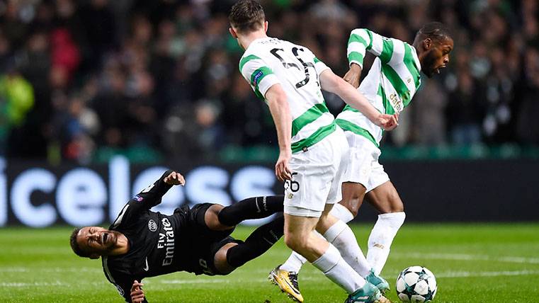 Neymar Is demolished in an action of his party against the Celtic