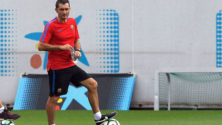 Ernesto Valverde en un entrenamiento del FC Barcelona