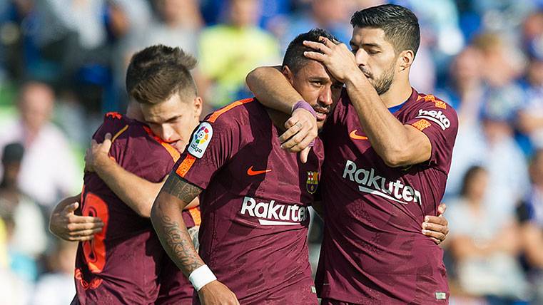 Luis Suárez celebra con Paulinho un gol del Barça en Getafe