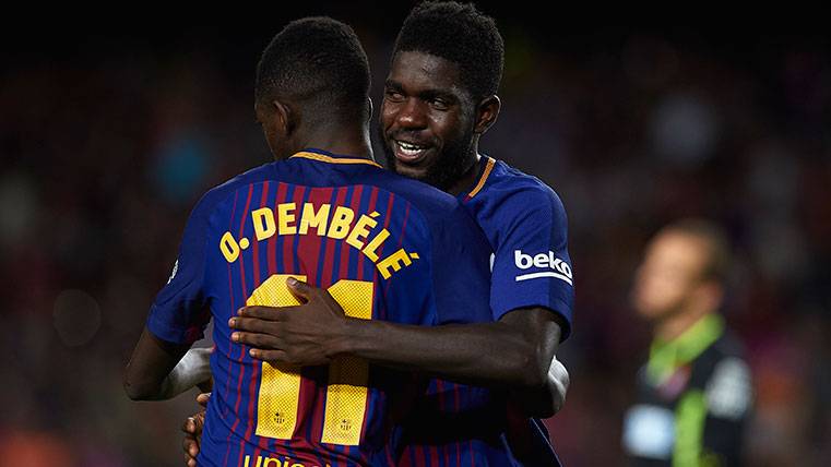 Samuel Umtiti abraza a Ousmane Dembélé tras su debut con el Barça
