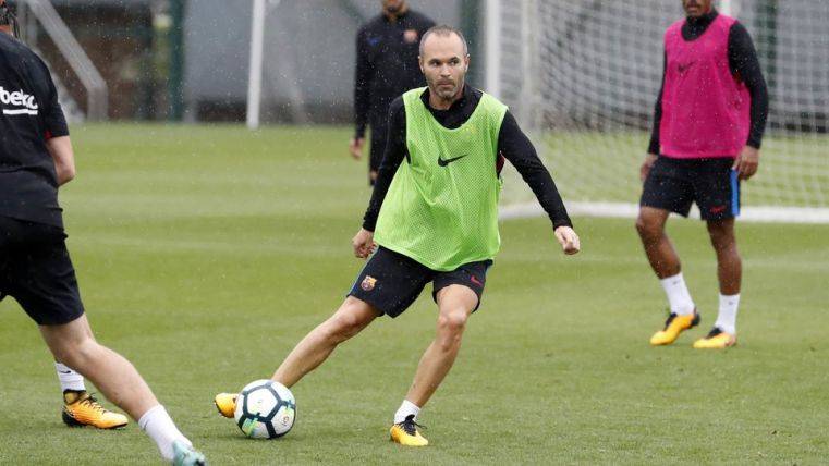 Iniesta en un entrenamiento en la ciutat esportiva