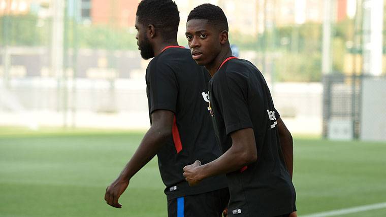 Ousmane Dembélé, going out to train beside Samuel Umtiti