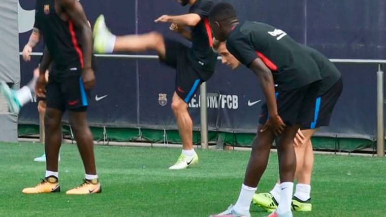 Ousmane Dembélé, touching the zone affected in a training