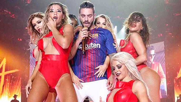 Maluma, cantando con la camiseta del FC Barcelona