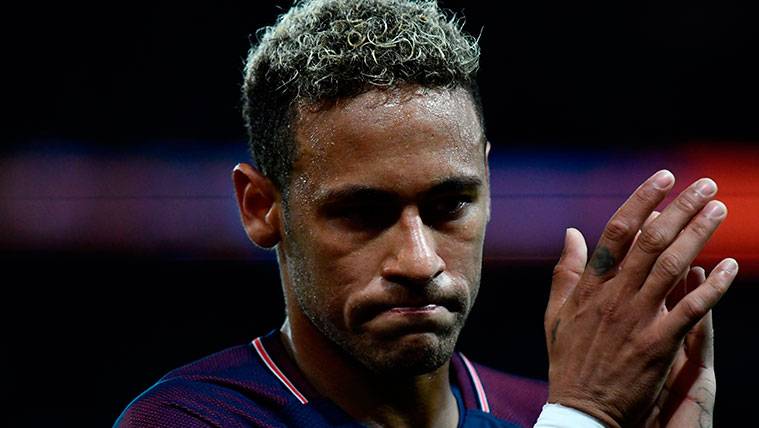 Neymar aplaude tras una acción del PSG-Lyon