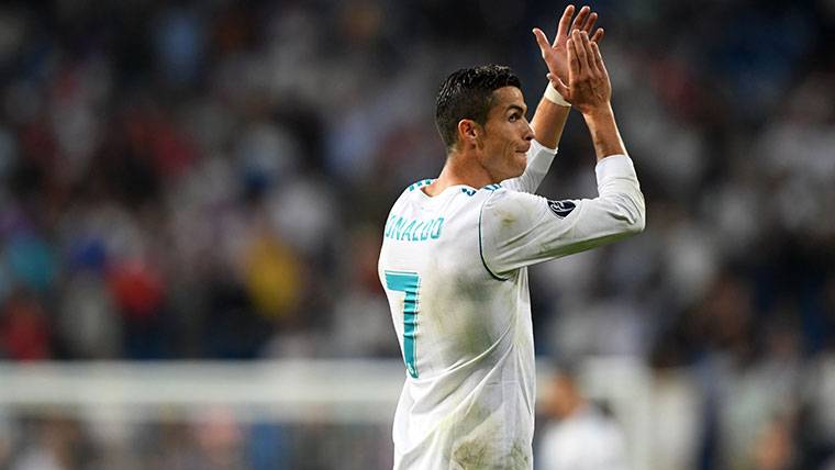 Cristiano Ronaldo, aplaudiendo en el Santiago Bernabéu
