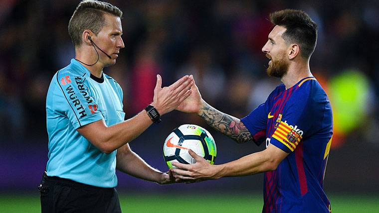 Hernández Hernández, entregando a Leo Messi el balón del partido