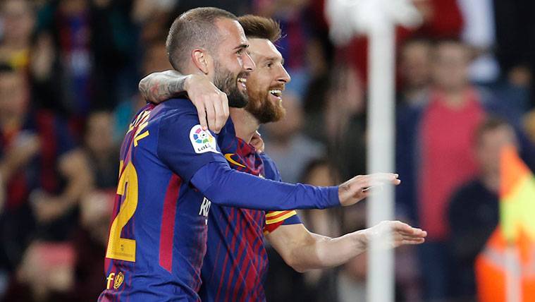 Leo Messi y Aleix Vidal celebran un gol del FC Barcelona