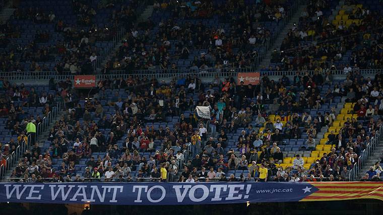La afición del Camp Nou, pidiendo que Catalunya pueda votar