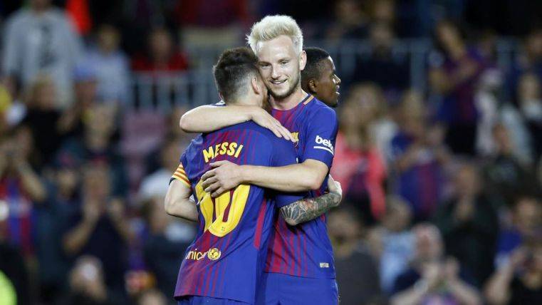 Rakitic Celebrates a goal beside Messi