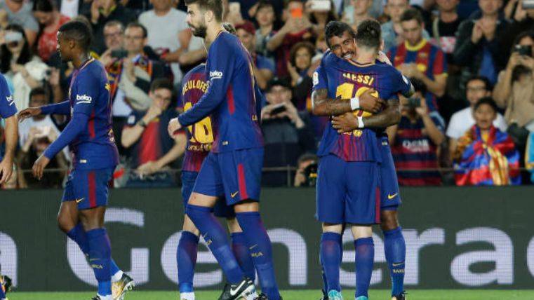 Paulinho celebrando un gol con Messi