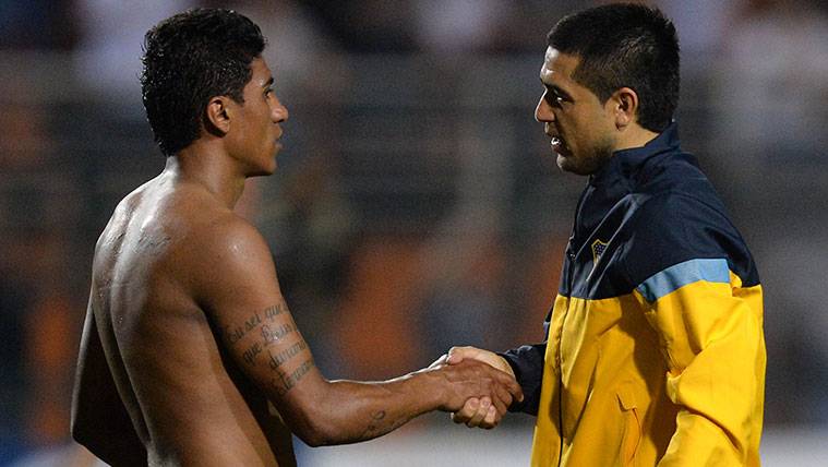 Paulinho y Juan Román Riquelme tras un partido de Copa Libertadores