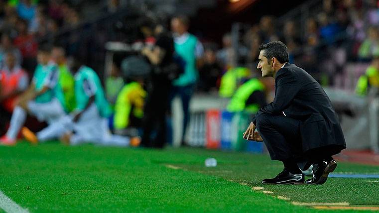 Ernesto Valverde, en la banda durante un partido del Barça