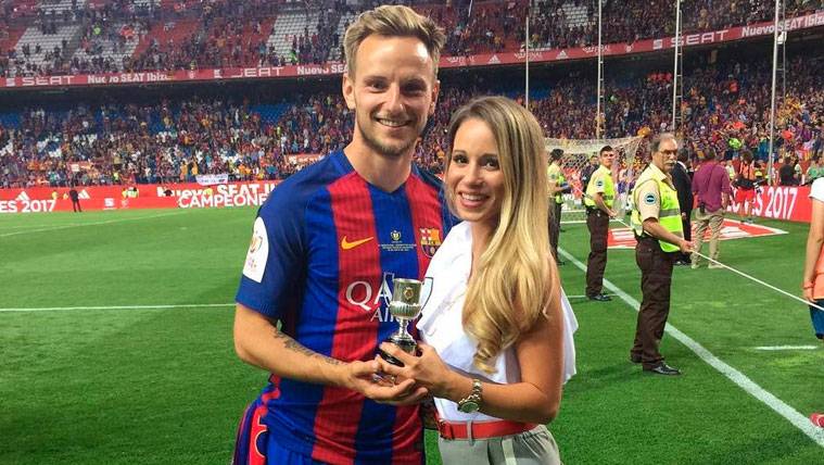 Ivan Rakitic celebrates a title of the Barça beside his woman, Raquel Mauri