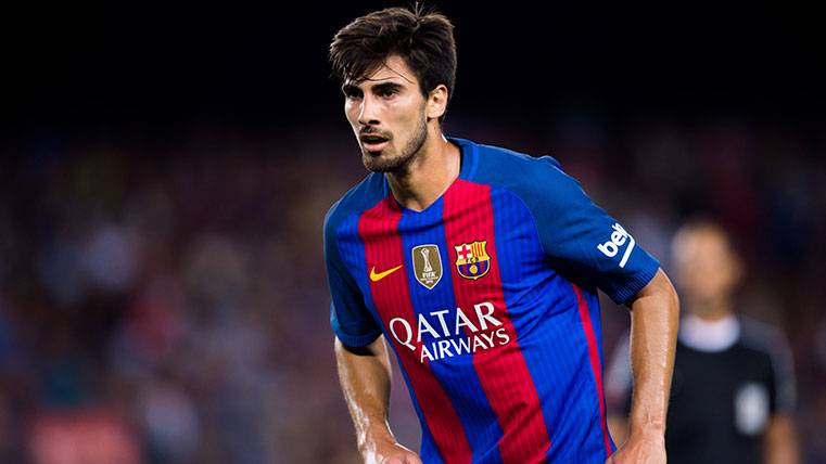 André Gomes in a party with the FC Barcelona