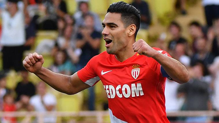 Radamel Falcao Celebrates a goal with the Monaco
