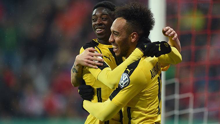 Ousmane Dembélé y Pierre-Emerick Aubameyang celebran un gol del Dortmund