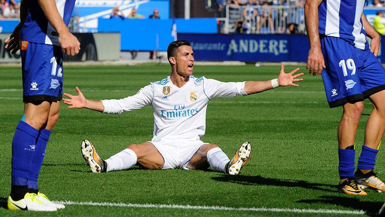 Cristiano Ronaldo protests after an action in the party against the Alavés