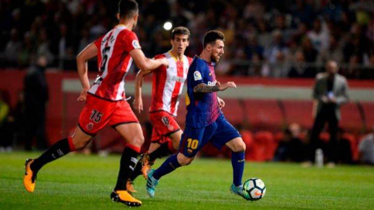 Rakitic mirando de cerca el marcaje a Messi