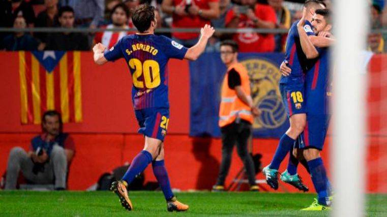Roberto celebrating the goal of Suárez