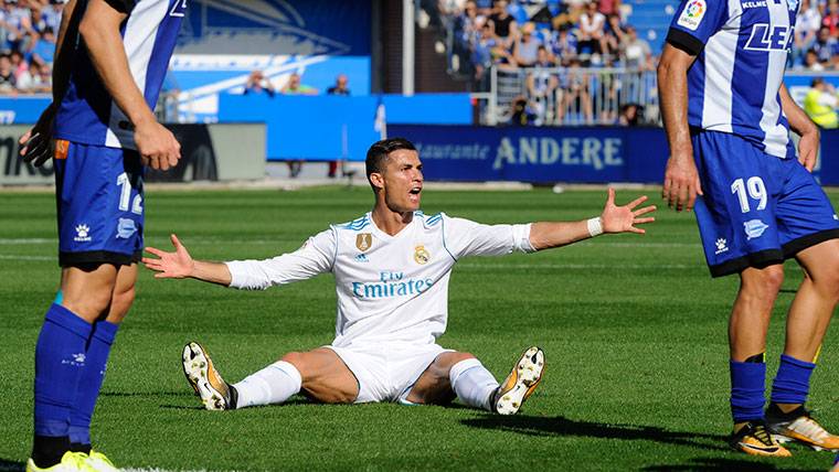 Cristiano Ronaldo, protestando una acción contra el Alavés