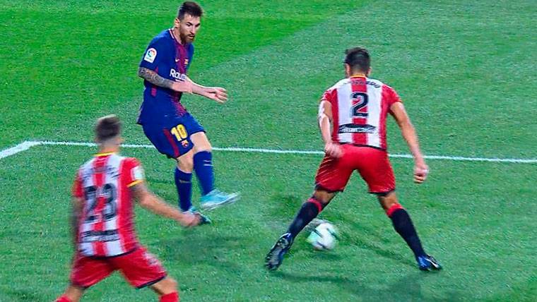 Leo Messi, with a pass of sotana to Denis in front of the Girona