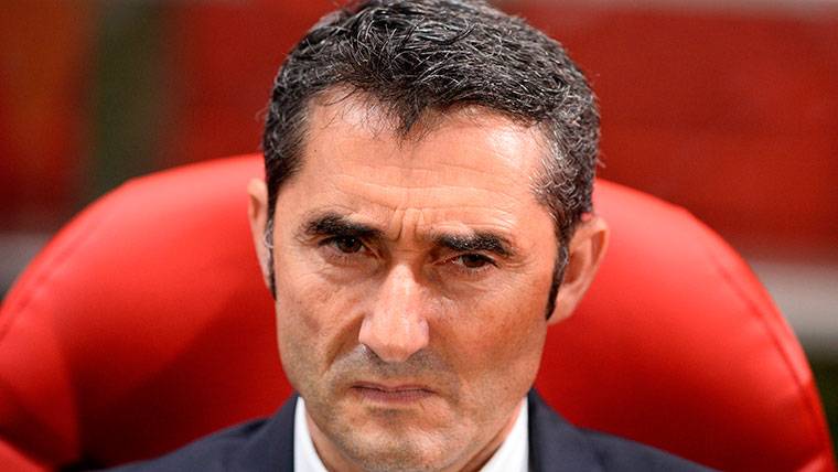 Ernesto Valverde, sentado en el banquillo durante el Girona-Barça
