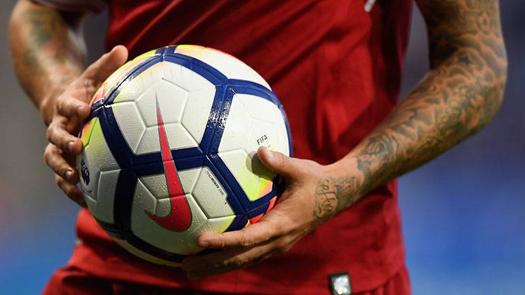 Philippe Coutinho, con el balón entre las manos