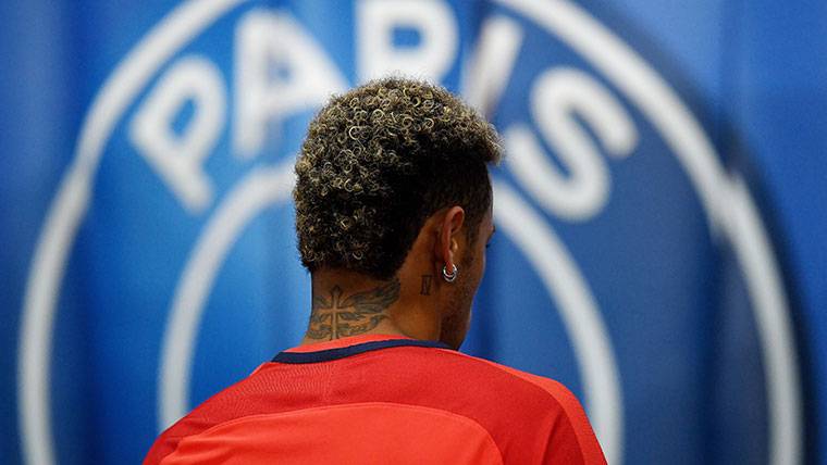 Neymar Jr, antes de un entrenamiento con el Paris Saint-Germain