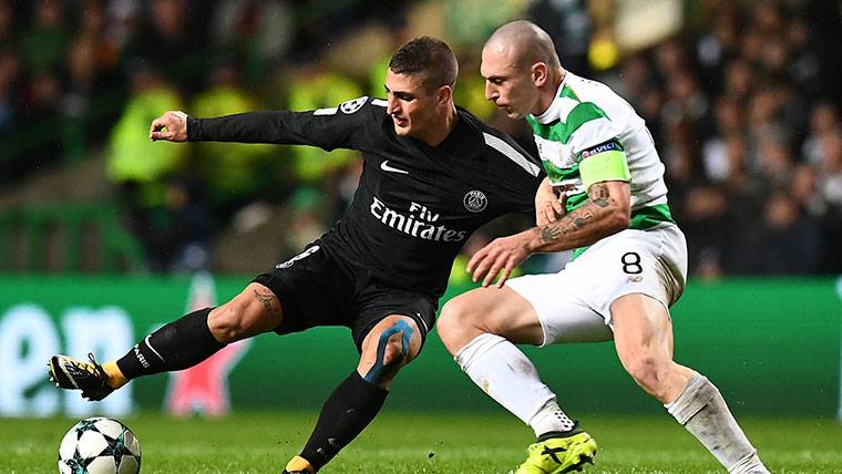 Marco Verratti, holding the balloon in front of a defender of the Celtic