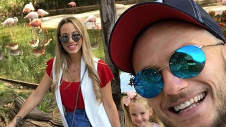 Ivan Rakitic, posing beside his woman and his daughter Althea in an image of archive