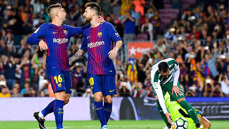 Gerard Deulofeu celebrates with Leo Messi a goal of the FC Barcelona
