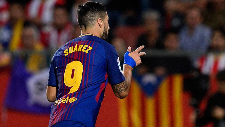 Luis Suárez celebrates a goal with the FC Barcelona