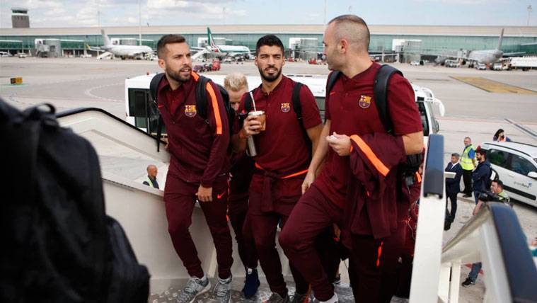 Jordi Alba, Luis Suárez y Andrés Iniesta a punto de tomar un avión