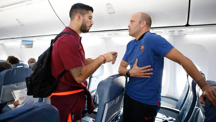 Luis Suárez y Gabri, conversando durante el viaje a Lisboa