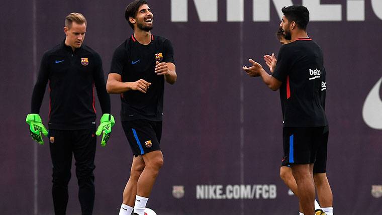 André Gomes, during a training with Luis Suárez and Ter Stegen