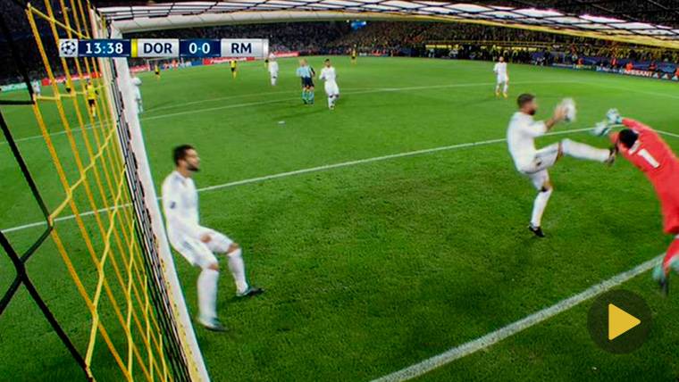 Paradón ilegal de Sergio Ramos para evitar un gol del Dortmund