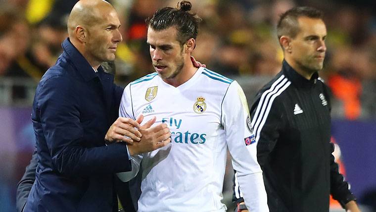 Gareth Bale, abandonando lesionado el Westfalen Arena