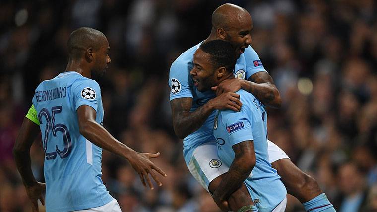 The Manchester City, celebrating a goal of Raheem Sterling