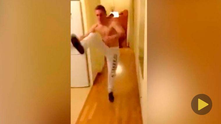 It is Gerard Deulofeu the one who appears dancing in the video?
