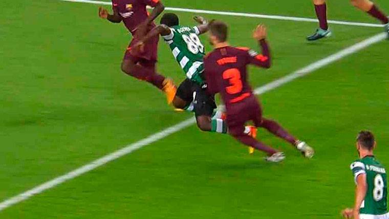Seydou Doumbia, dejándose caer sin que le toque Piqué