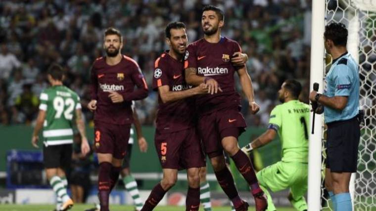 Busquets celebrates the goal beside Suárez