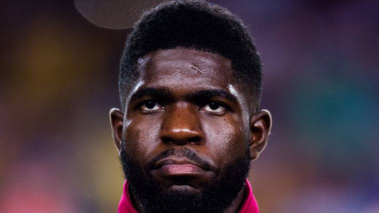 Samuel Umtiti, durante el calentamiento antes de jugar ante el Sporting