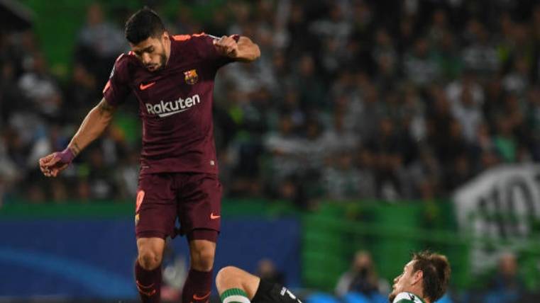 Suárez in an action in front of the Sporting Portugal