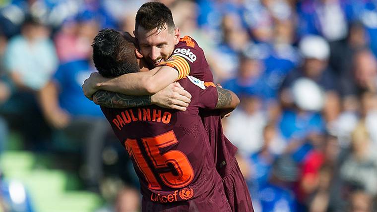 Paulinho, celebrating a goal with Messi in front of the Getafe