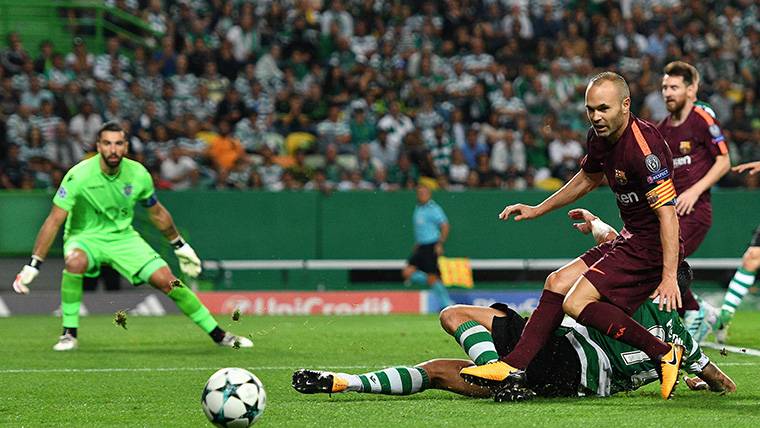 Andrés Iniesta, luchando por un balón contra el Sporting de Lisboa