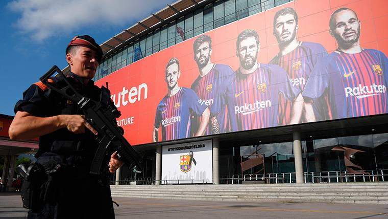 Un Mosso d'Esquadra, protegiendo una de las entradas al Camp Nou
