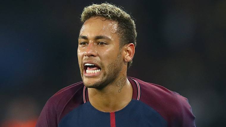 Neymar Jr, protesting an action to the referee of the PSG-Bayern