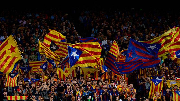 Aficionados del FC Barcelona con esteladas en el Camp Nou